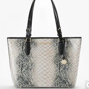 Brahmin Medium Asher Black Rockaway
Card and dust bag included